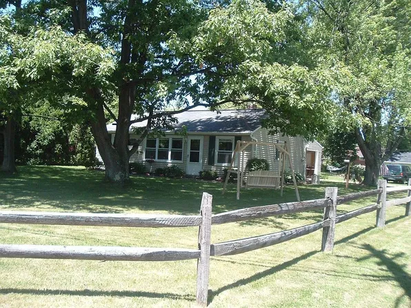 309 Hilltop Dr, Chardon, OH 44024