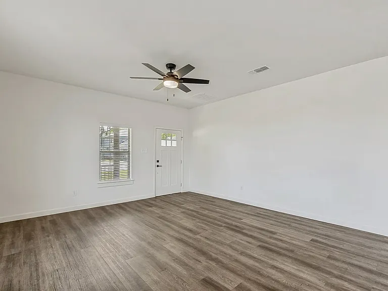 1704 S Jennings Ave — Photo 5