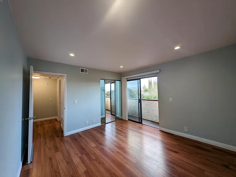 12 x 12 feet bedroom