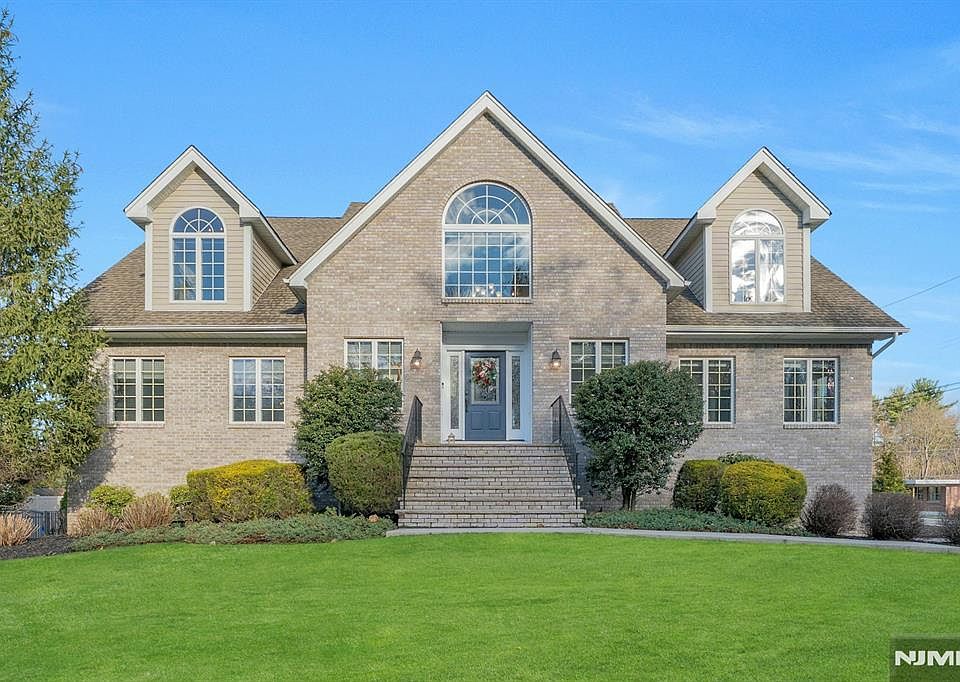 1st image of 1 Laurel Ct
