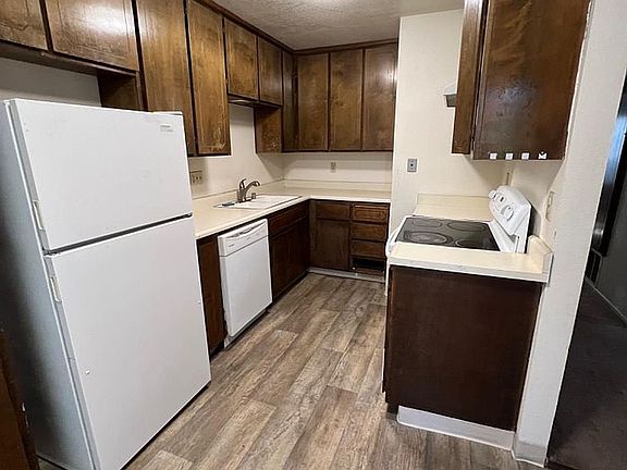 3rd image of 2437 Meadow Lake Dr