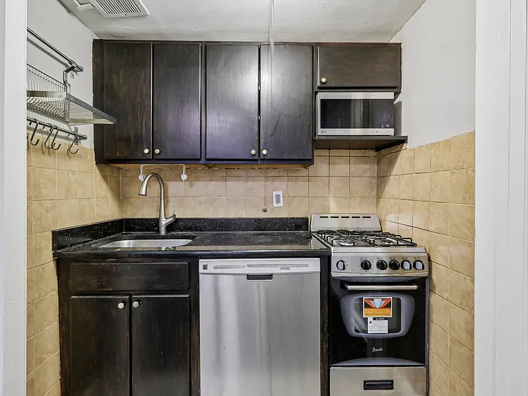 3031 Edwin Ave #4H — Photo 10