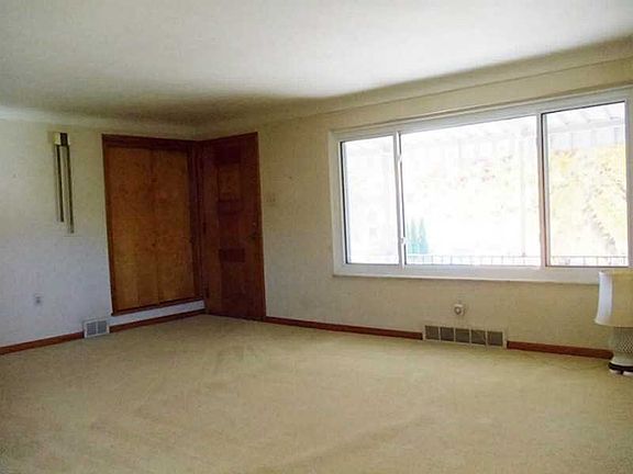 3rd image of 525 Hickory Dr