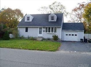 110 Foster Rd, Ronkonkoma, NY 11779