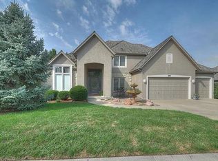 8106 Forest Dr, Parkville, MO 64152