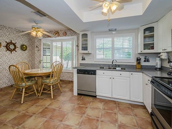 3rd image of 834 Park Ct