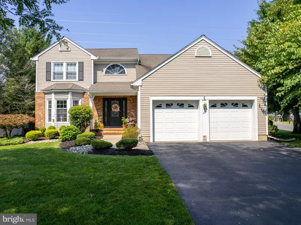 20 Village Dr W, Trenton, NJ 08620