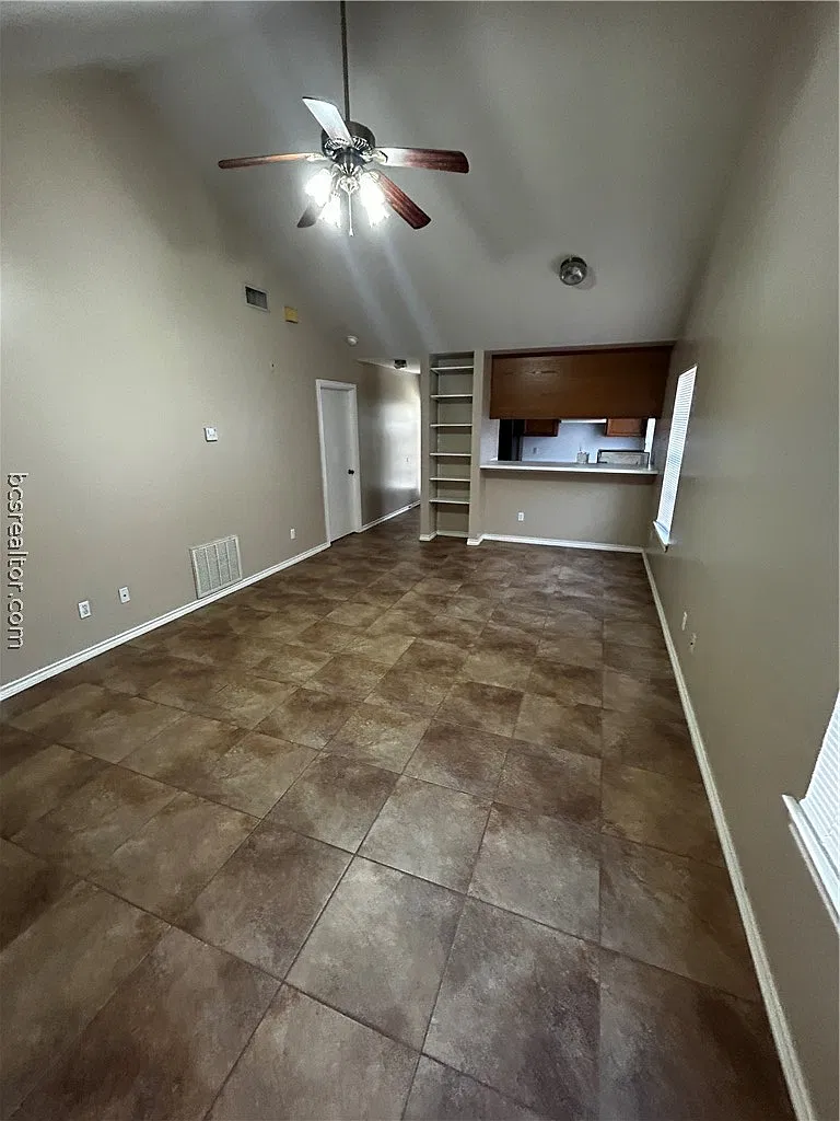 3 bed, 1976 sqft, $1,300 — Photo 2