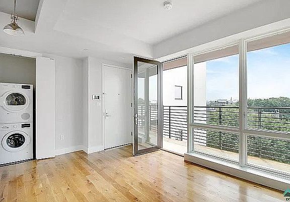 4th image of 422 Lexington Ave #2C