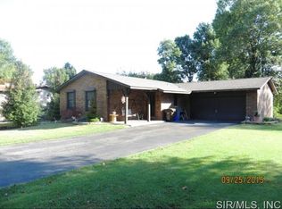 62 Eastmoor Dr, Wood River, IL 62095