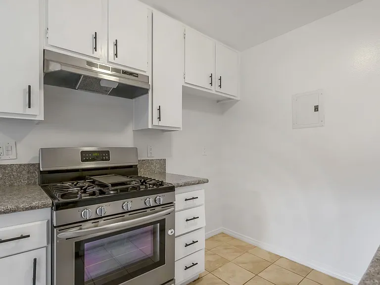 Chatsworth Rent This Now — Photo 10