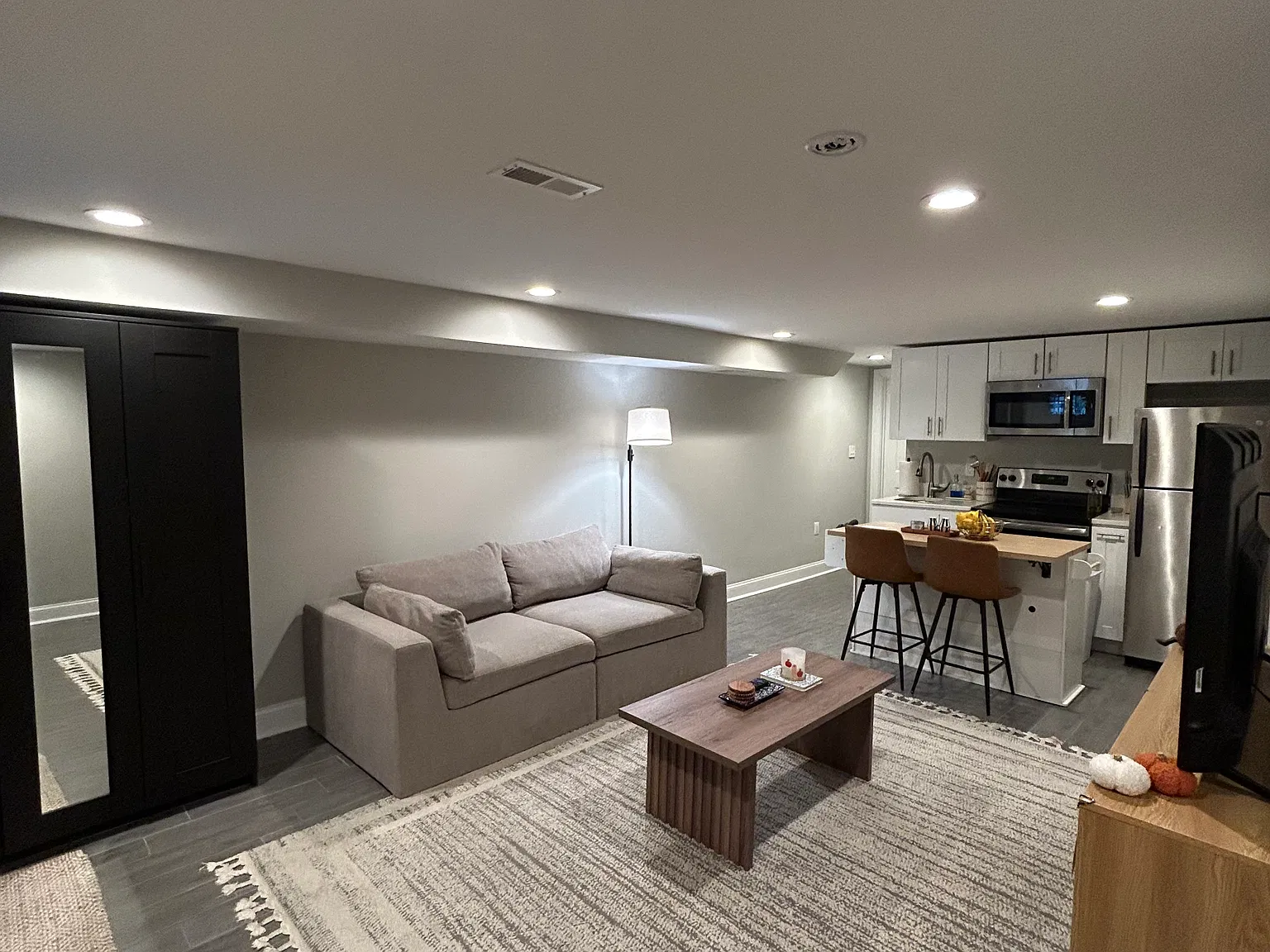 1 bed, 550 sqft, $1,999 — Photo 3
