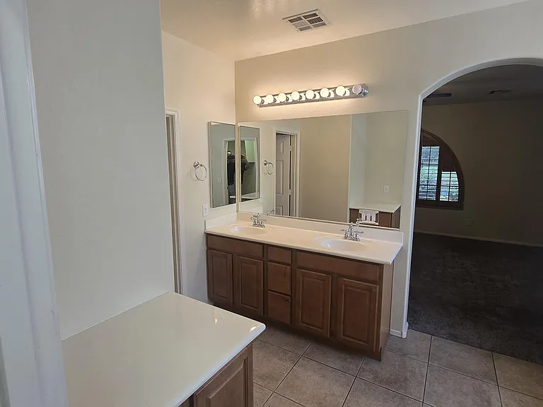 4039 N Park St — Photo 14