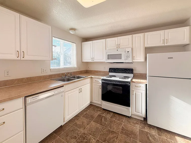 465 E Ellendale Ave — Photo 6