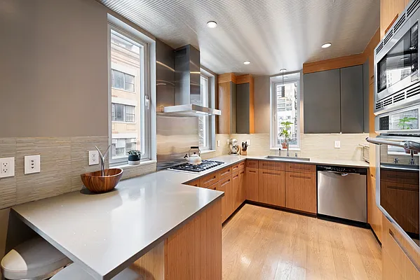 Rented by SERHANT. | media 10