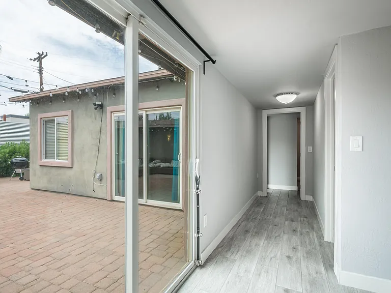 717 E Palmaire Ave — Photo 14