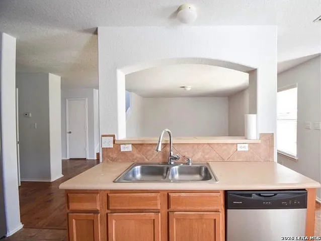 5 bed, 3.5 bath, 2463 sqft, $2,400 — Photo 3