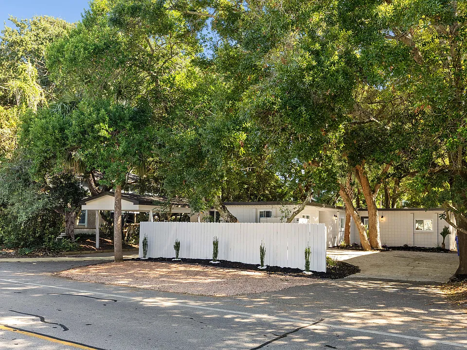 806 Palm Blvd