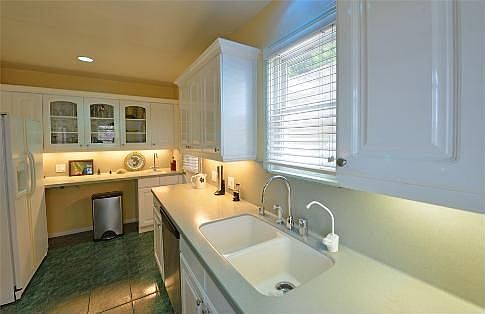 5th image of 2646 Barry Ave