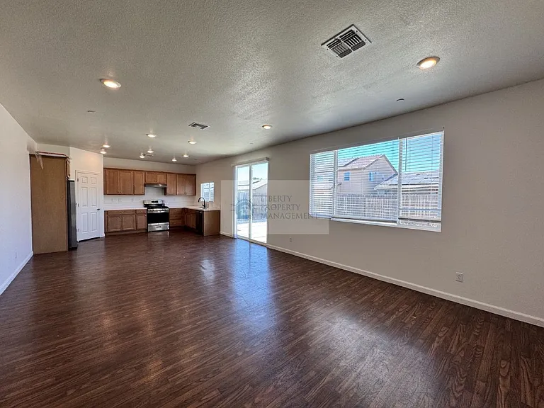 7216 E University Ave — Photo 2