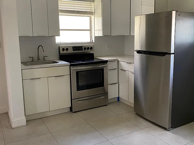 620 NE 26th St #4 — Photo 1