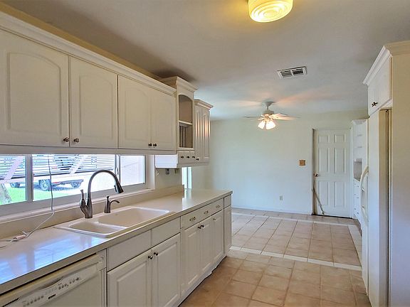 3rd image of 30 Bougainvillea Dr