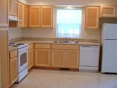 5 bed, 2.5 bath, 1726 sqft, $4,000 — Photo 2