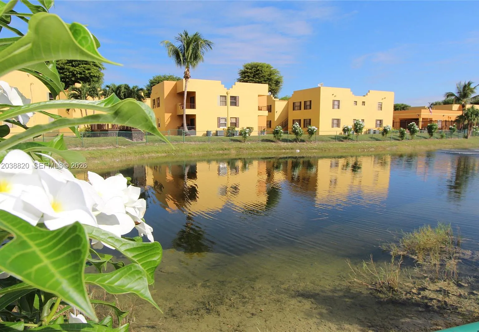 Soleil Lake Condo — Photo 1
