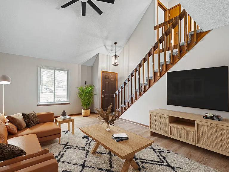 739 SE Country Ln — Photo 2