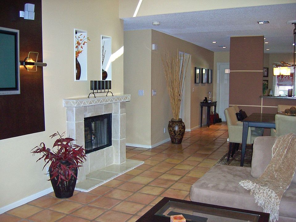 Living room w/fireplace