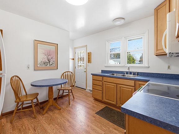 3rd image of 405 N River Rd