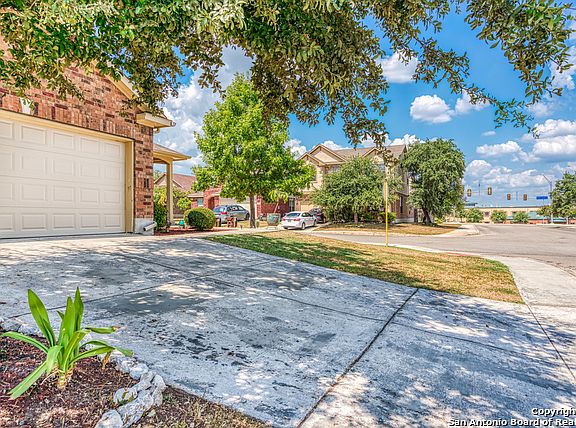 3rd image of 803 Spello Cir