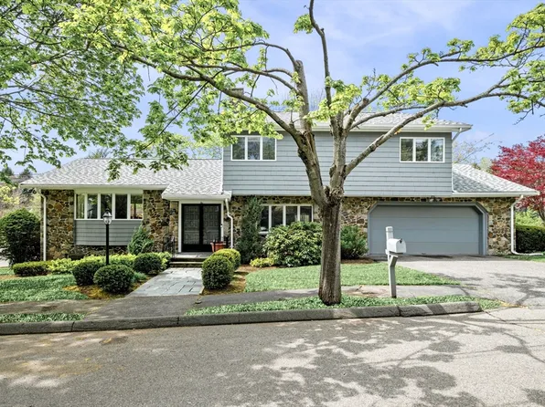 2 Victoria Ln, Marblehead, MA 01945