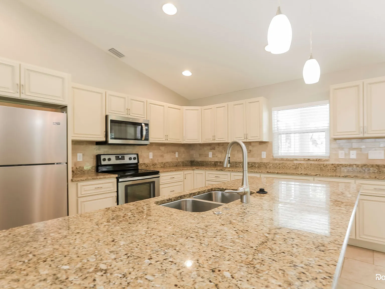 3 bed, 2.0 bath, 1437 sqft, $2,370 — Photo 2