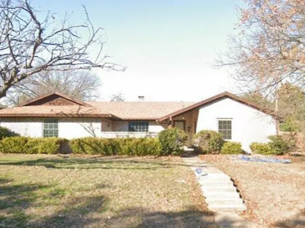 2441 Robert Burns Dr, Fort Worth, TX 76119