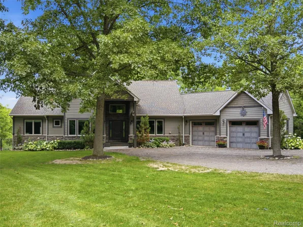 7055 Randall Dr, Fenton, MI 48430