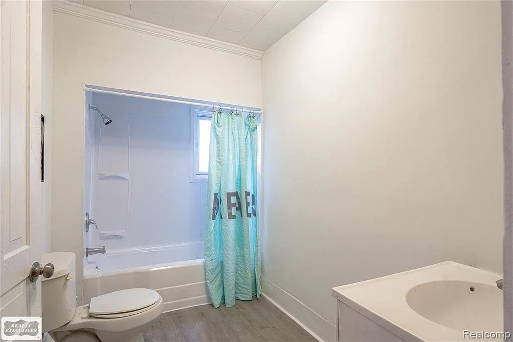 4 bed, 1.5 bath, 1350 sqft, $1,400 — Photo 3