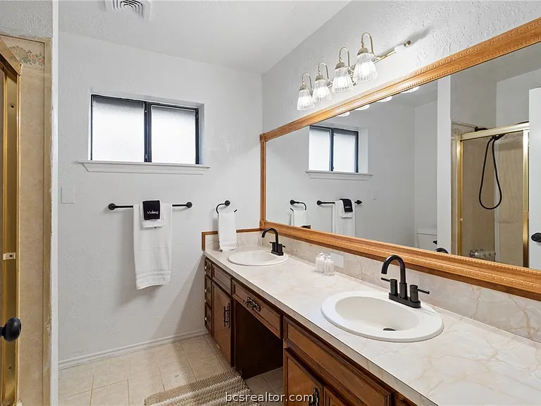 1105 Holleman Dr — Photo 15