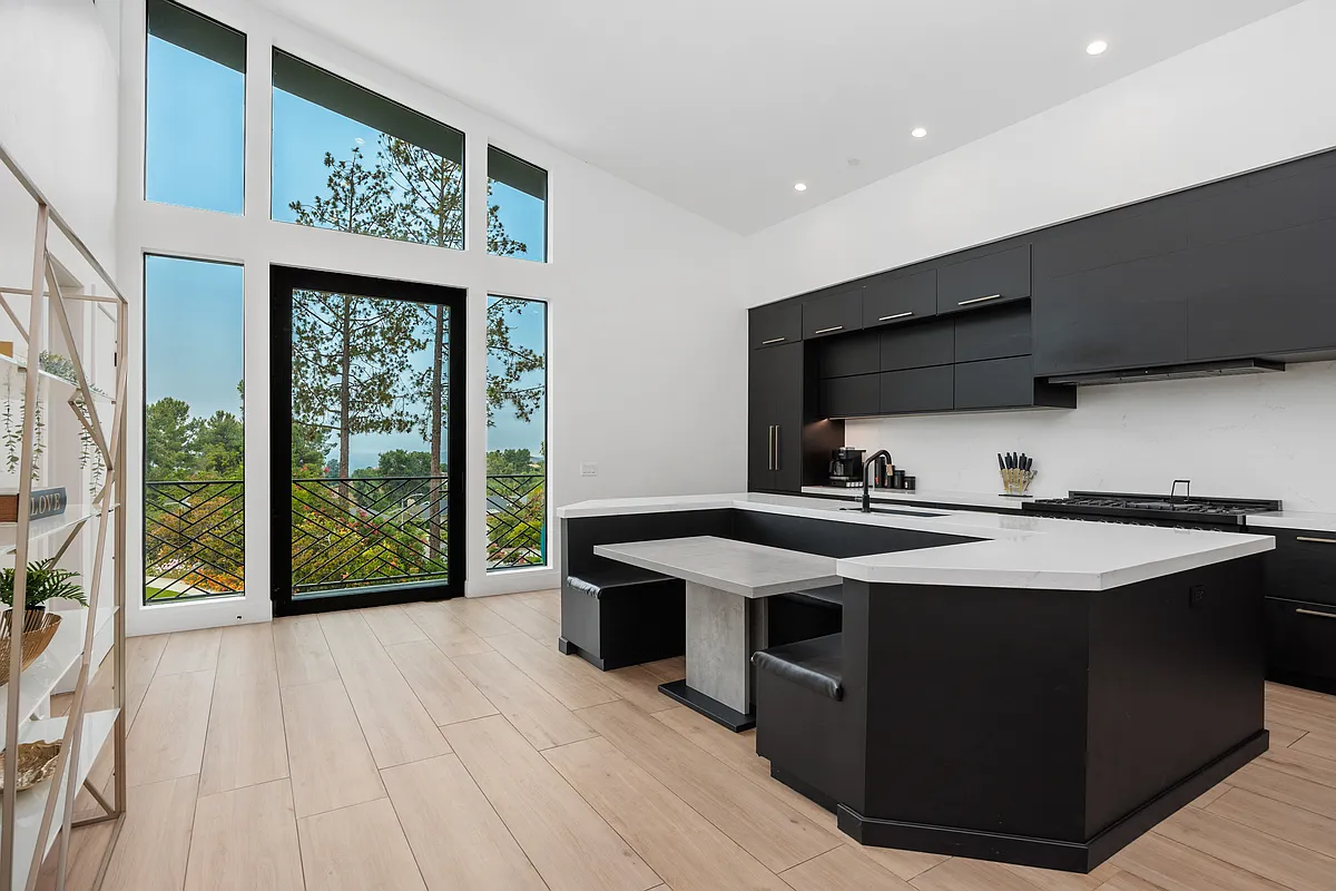 2050 Hidden Crest Dr — Photo 4