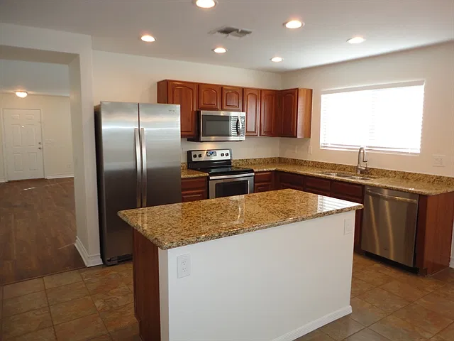 4 bed, 2.0 bath, 1918 sqft, $2,415 — Photo 4