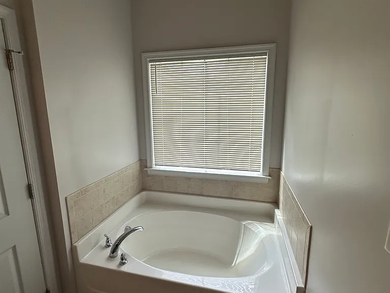 Soaking tub in primary bath