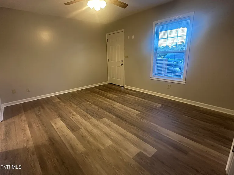 1030 Jim Fox Rd — Photo 4