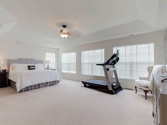 mstr: 3 closets & sitting rm