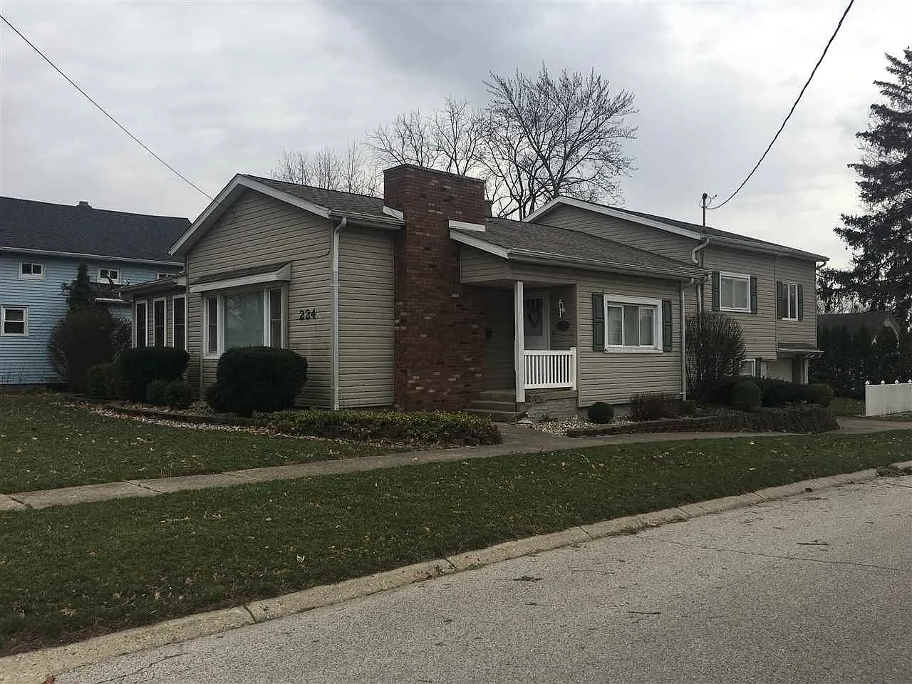 224 W Maple St photo 1