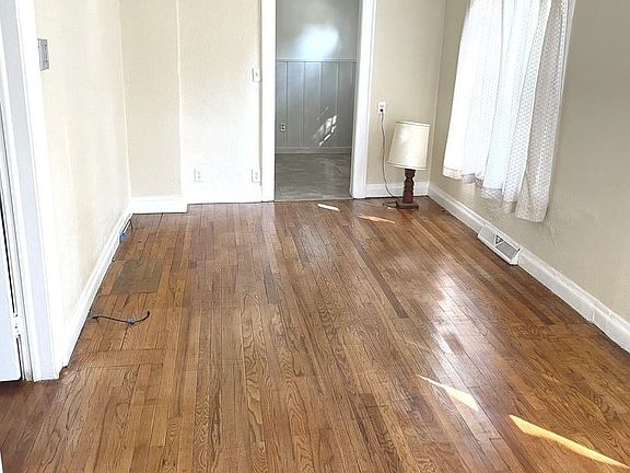 5th image of 105 N Sumac Ave