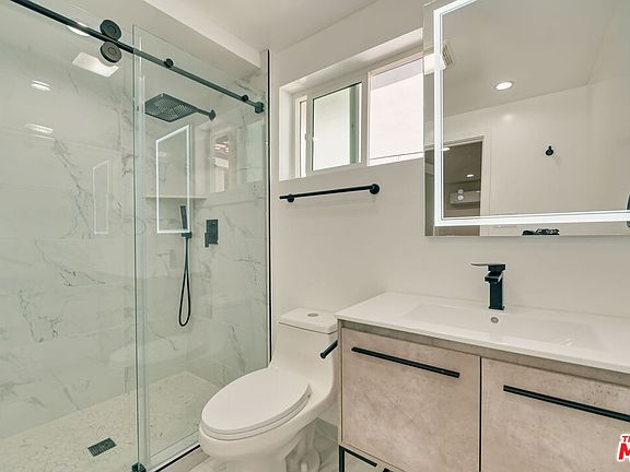 4th image of 9042 Phyllis Ave #B