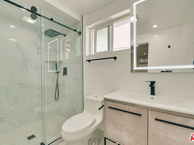 9042 Phyllis Ave #B — Photo 4