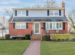 1684 Foxglove Rd, Merrick, NY 11566