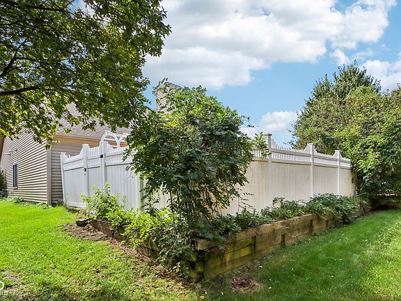 5th image of 588 Stockbridge Dr