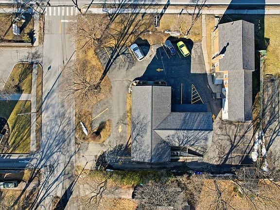 3rd image of 938-950 Shelburne Road